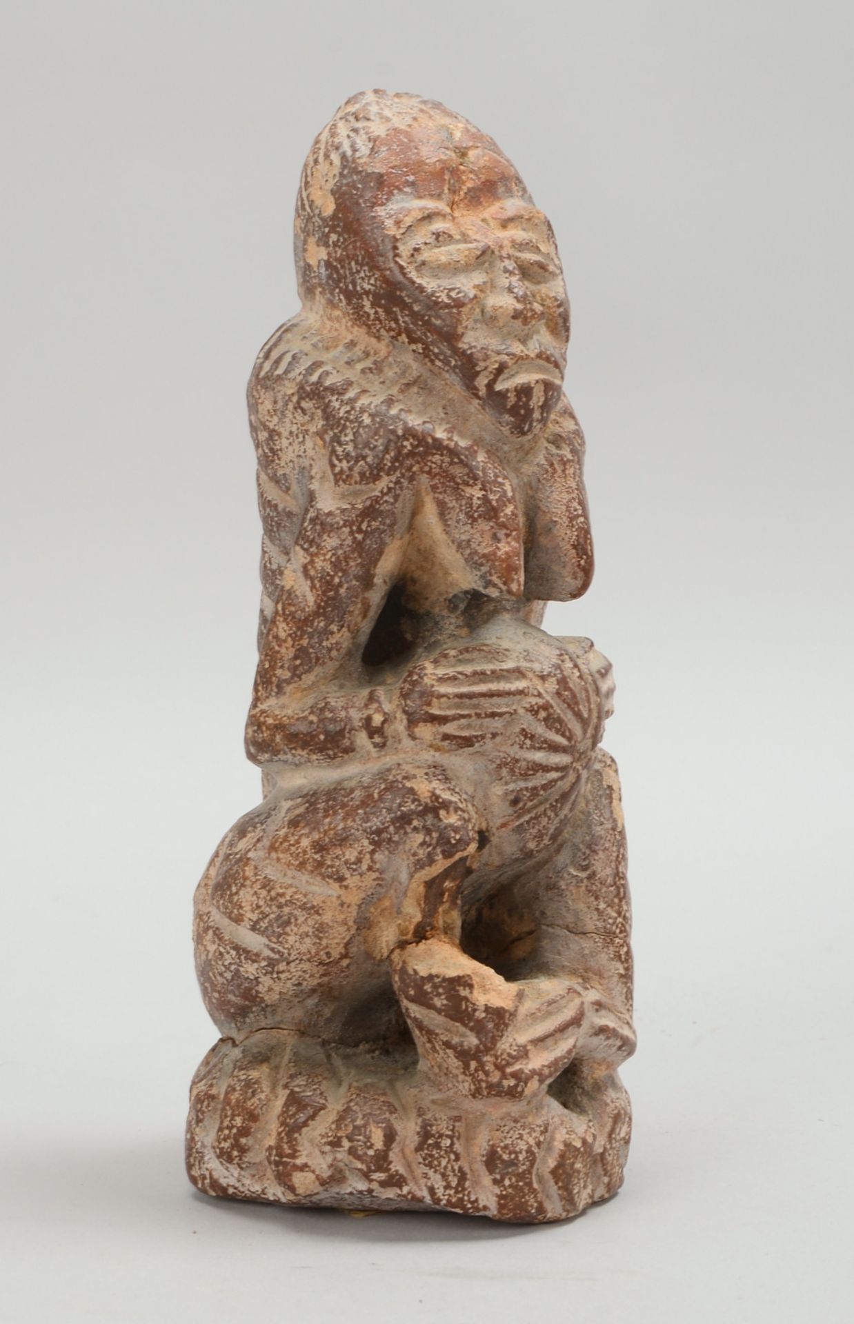 Steinfigur (Kissi/Sierra Leone), alt; Höhe 20 cm (Bein links mit kl. Fehlstelle) - Bild 2 aus 2