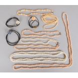 10 Ketten, mit Perlenbesatz: 9x Halsketten und einzelnes Armkettchen - versch. Längen
