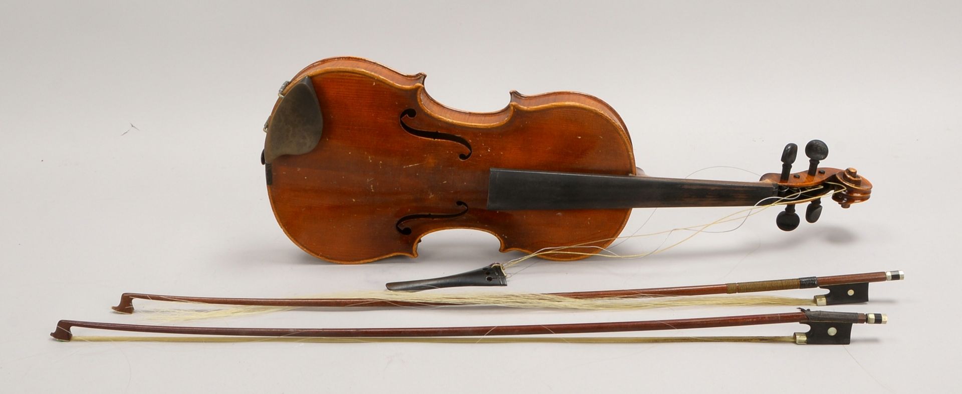 Alte Geige (Restaurationsobjekt), mit 2x Bögen; Länge 60 cm - Bild 2 aus 3