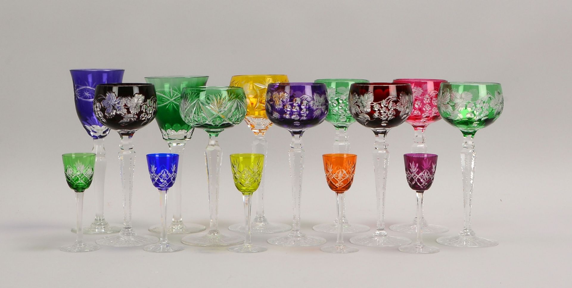 Tischglas-Konvolut, Bleikristall: 10x Weingläser, farb. Glas, und 5x Schnapsgläser