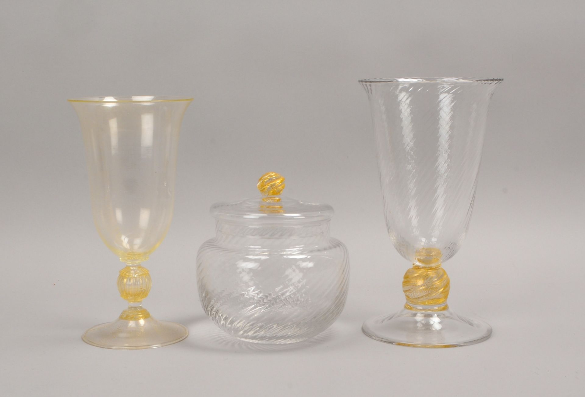 Tischglas-Konvolut/teils mit Goldflimmer: 2x Tischvasen und 1 Bonbonnière