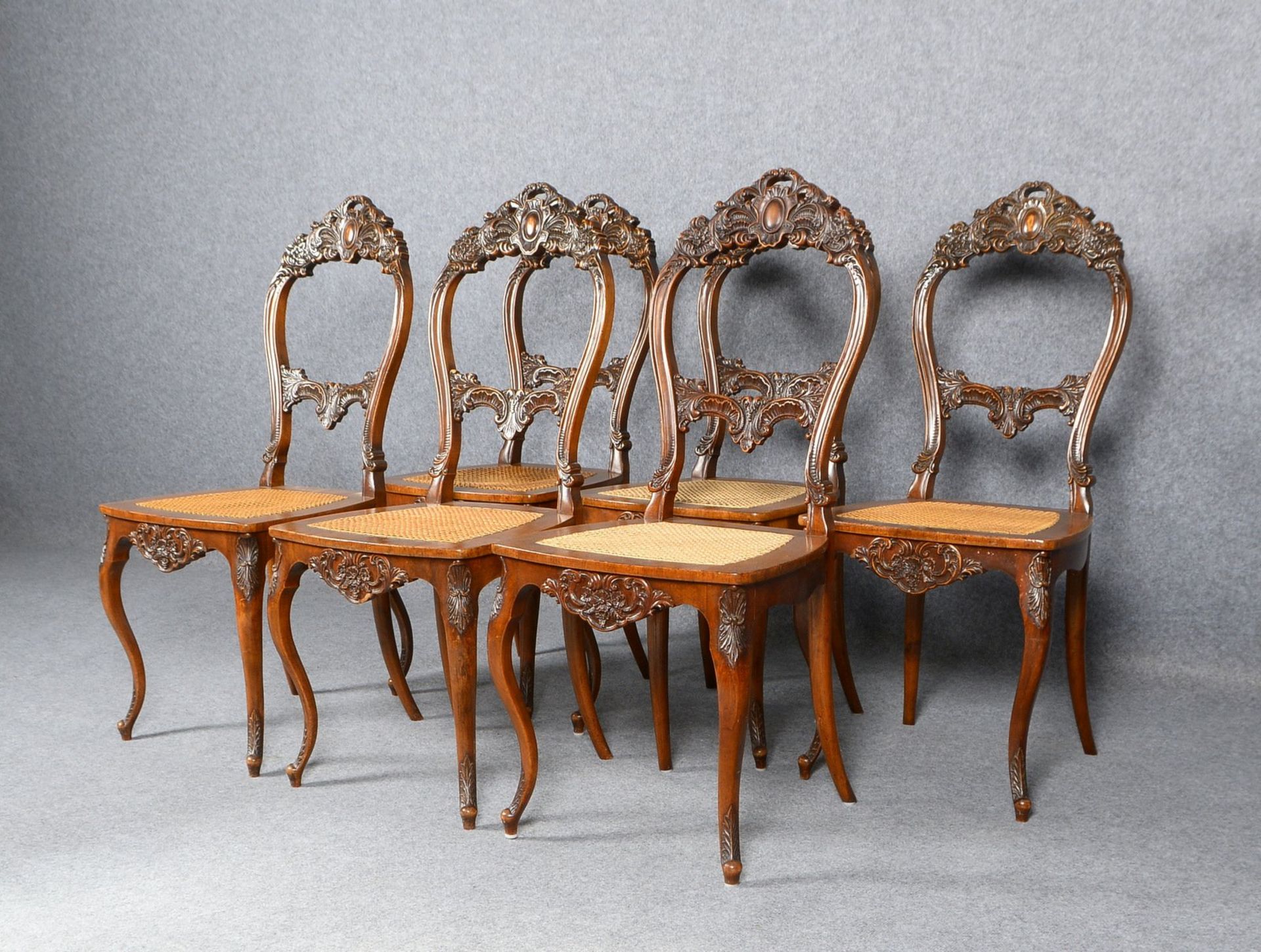 6 Stühle, Mahagoni, Holz mit reichem Schnitzwerk, mit Rattangeflecht - Bild 3 aus 3