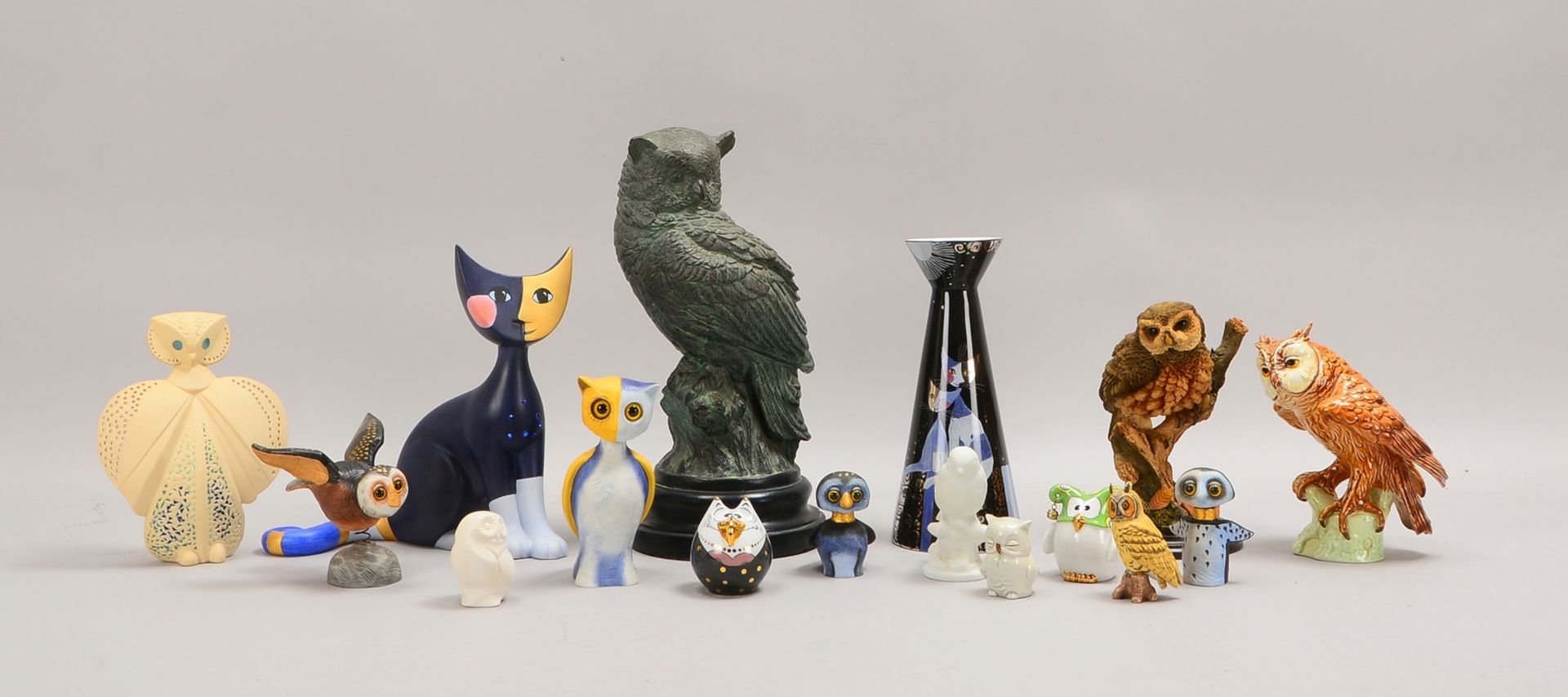 13 Keramikfiguren, &#039;Eulen&#039;, versch. Manuf.; und 2x Goebel: &#039;Katze&#039;/Tischvase