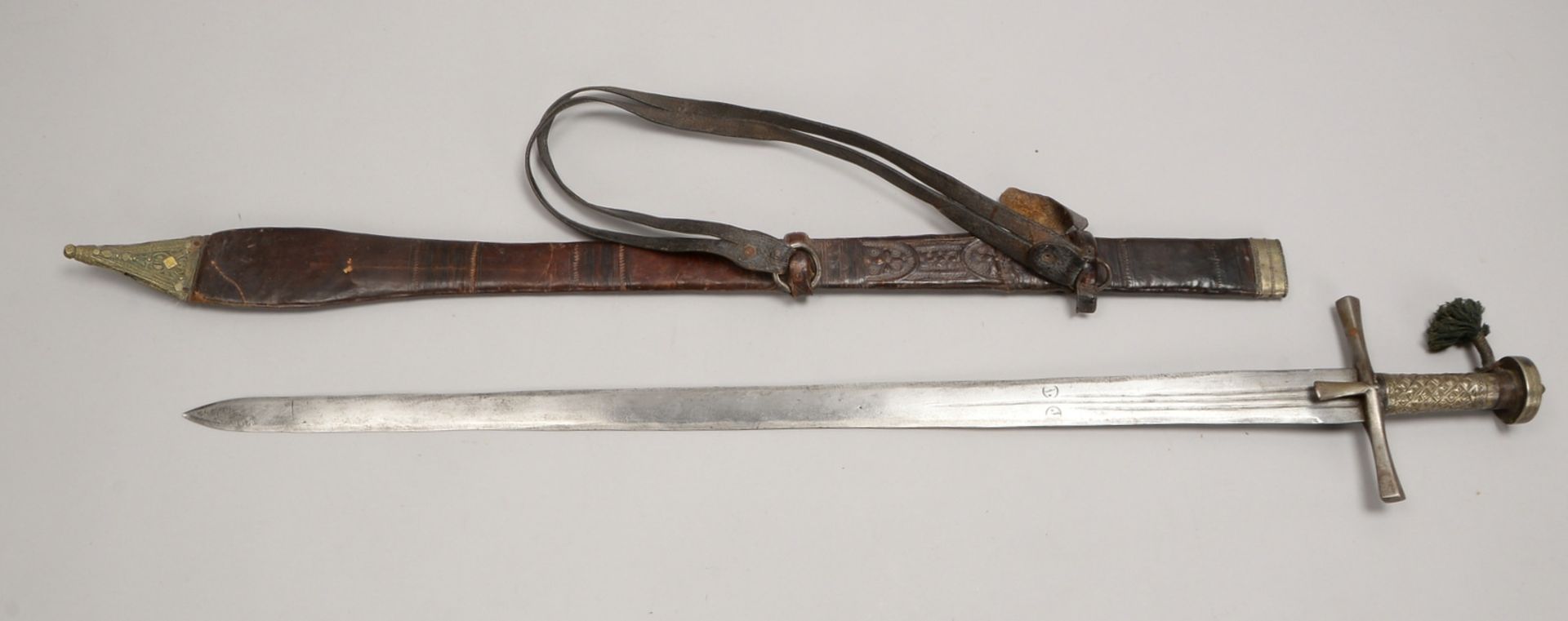 Tuareg-Schwert, lange Klinge/beidseitig 2-fach gekehlt, in Lederscheide; Länge 100 cm