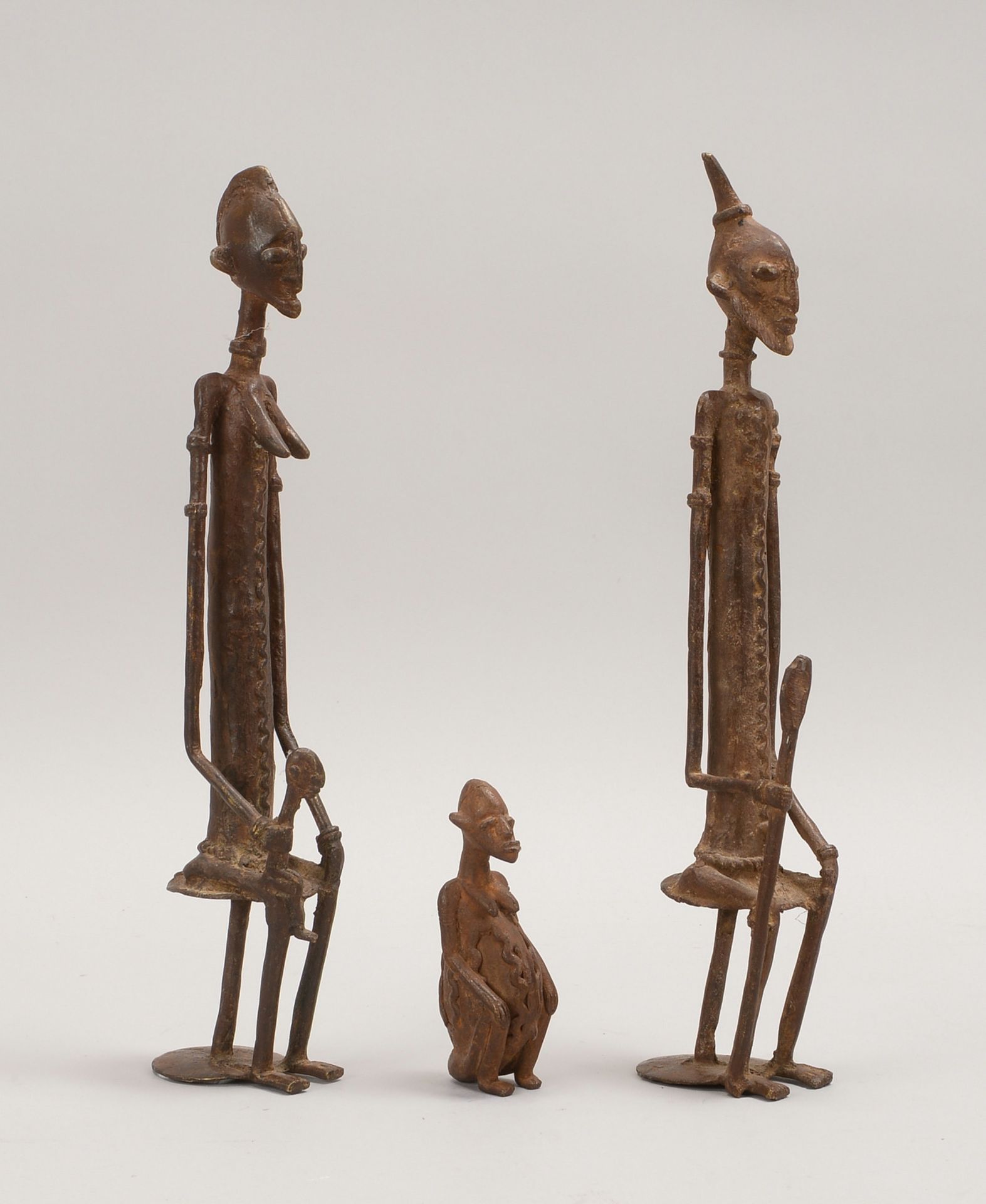 Bronzefiguren (Afrika): 3x 'Mann und Frau', Höhe 32/33 cm; 1 kl./weibl., Höhe 11 cm