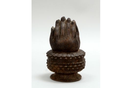 Eisenskulptur (Tibet), 'Buddha-Hände' - in für Zufriedenheit betender Haltung; Höhe 17,5 cm  - Bild 4 aus 4