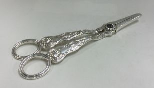 A pair of William IV silver grape scissors with shell pattern. London 1833.