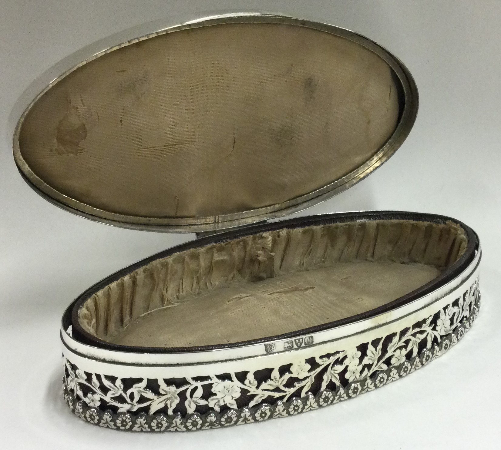 CHESTER: An Edwardian silver pierced jewellery box. 1912. By George Nathan & Ridley Hayes. - Image 3 of 3