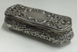 A chased silver snuff box. Birmingham 1903.