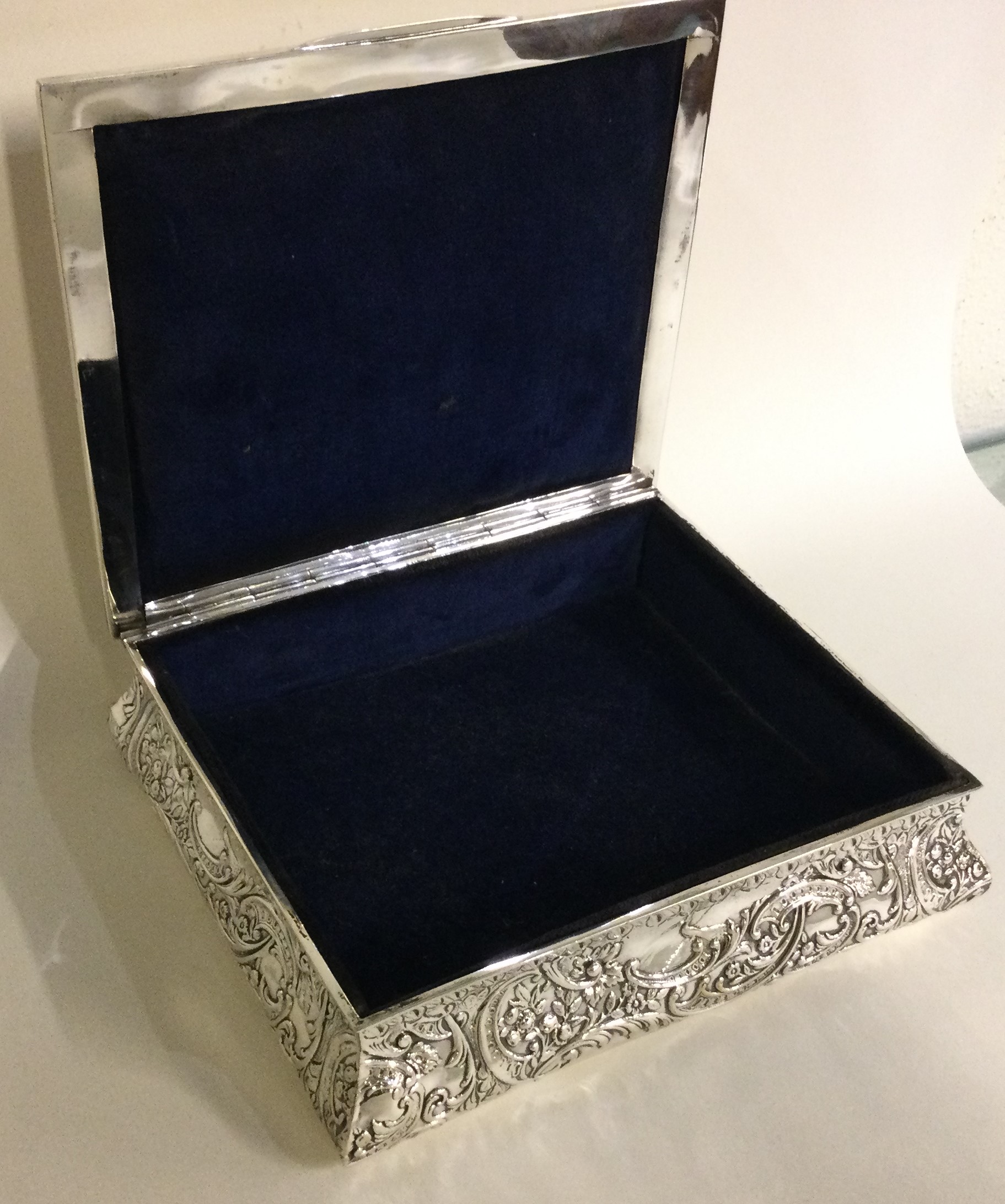 A large chased silver jewellery box with embossed decoration. - Image 3 of 3