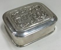 A heavy chased silver snuff box. London 1916.
