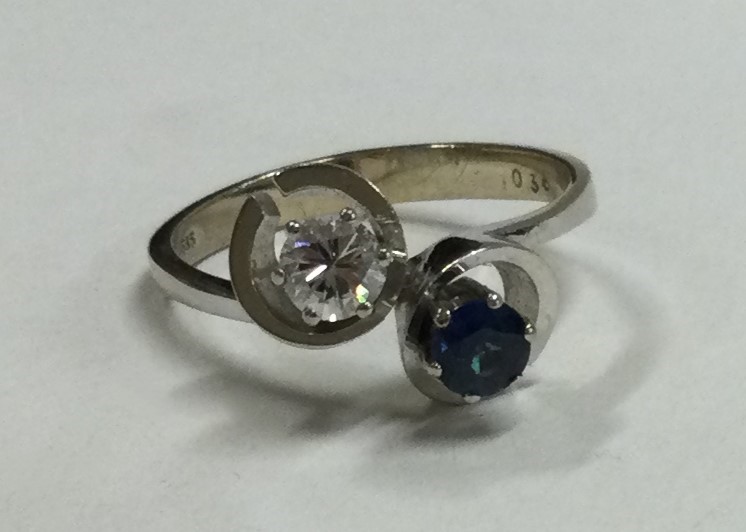 A good diamond and sapphire two stone crossover ring in 14 carat white gold mount. - Image 2 of 2