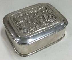 A heavy chased silver snuff box. London 1916.