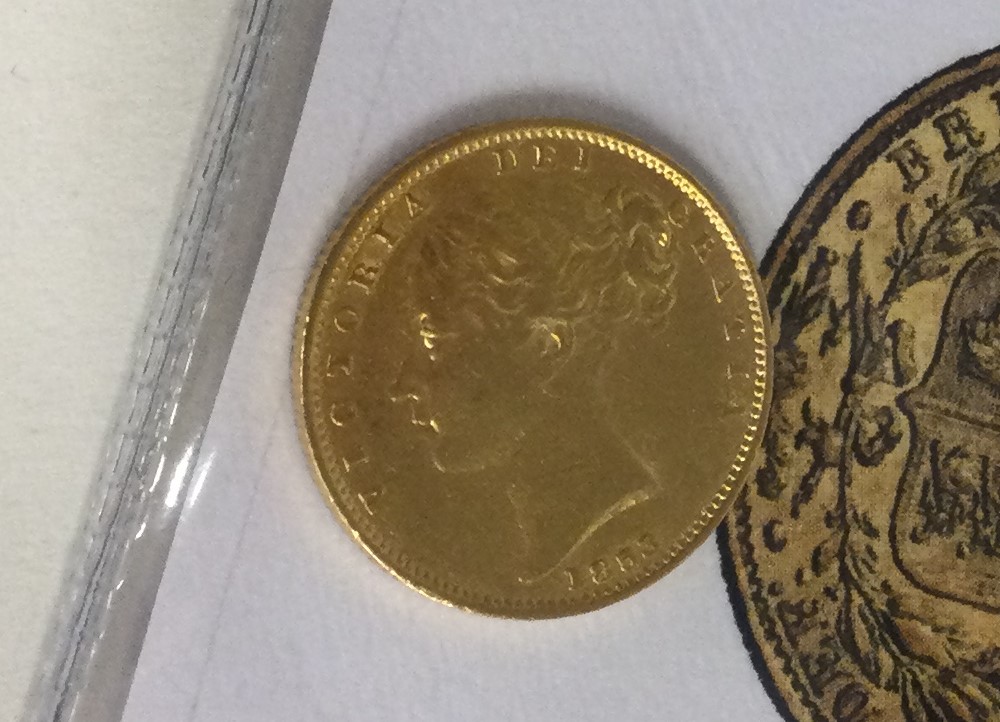 A 'Bun Shield' back 22 carat gold sovereign 1853. - Image 2 of 5