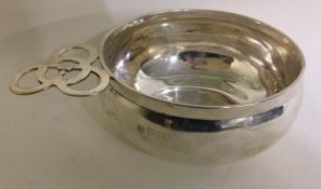 A silver porringer. London 1901. By Lamberts.