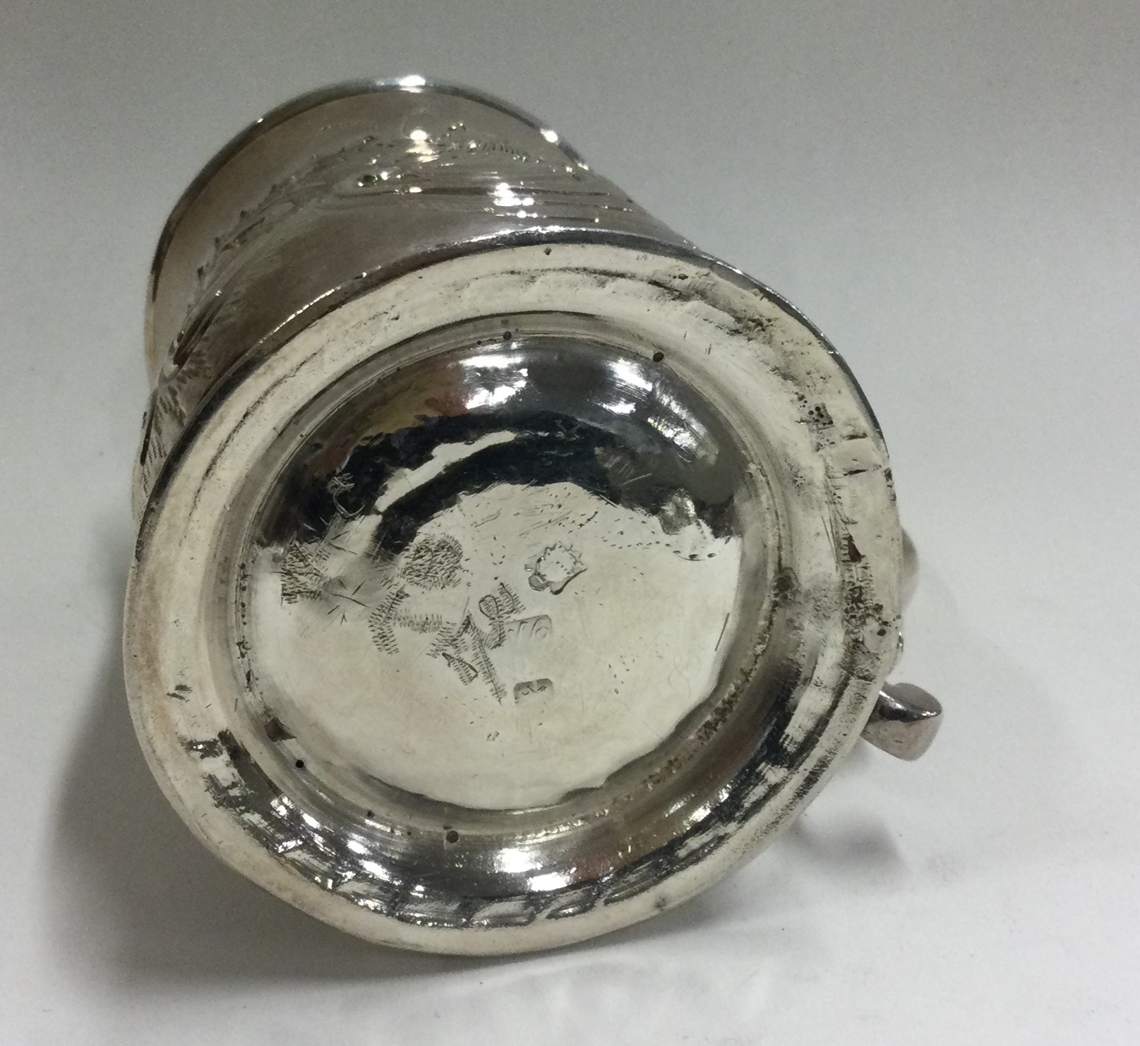 An 18th Century Georgian silver chased mug. Marked to base. - Image 3 of 3