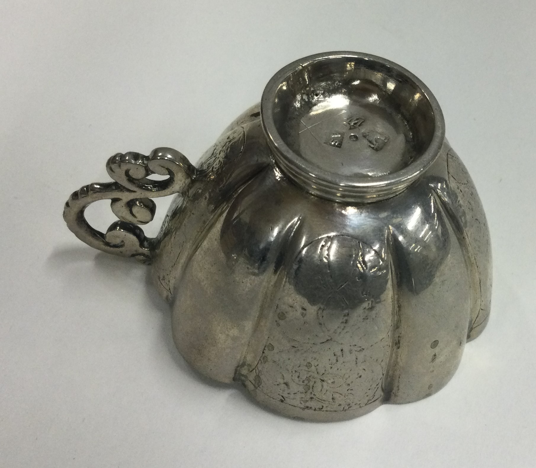 A Continental 18th Century silver Charka / vodka tot. - Image 2 of 2