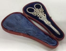A cased pair of silver grape scissors. Sheffield 1906. By TL.