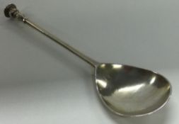 A 17th Century silver seal top spoon. London 1606. By Jas Claut.
