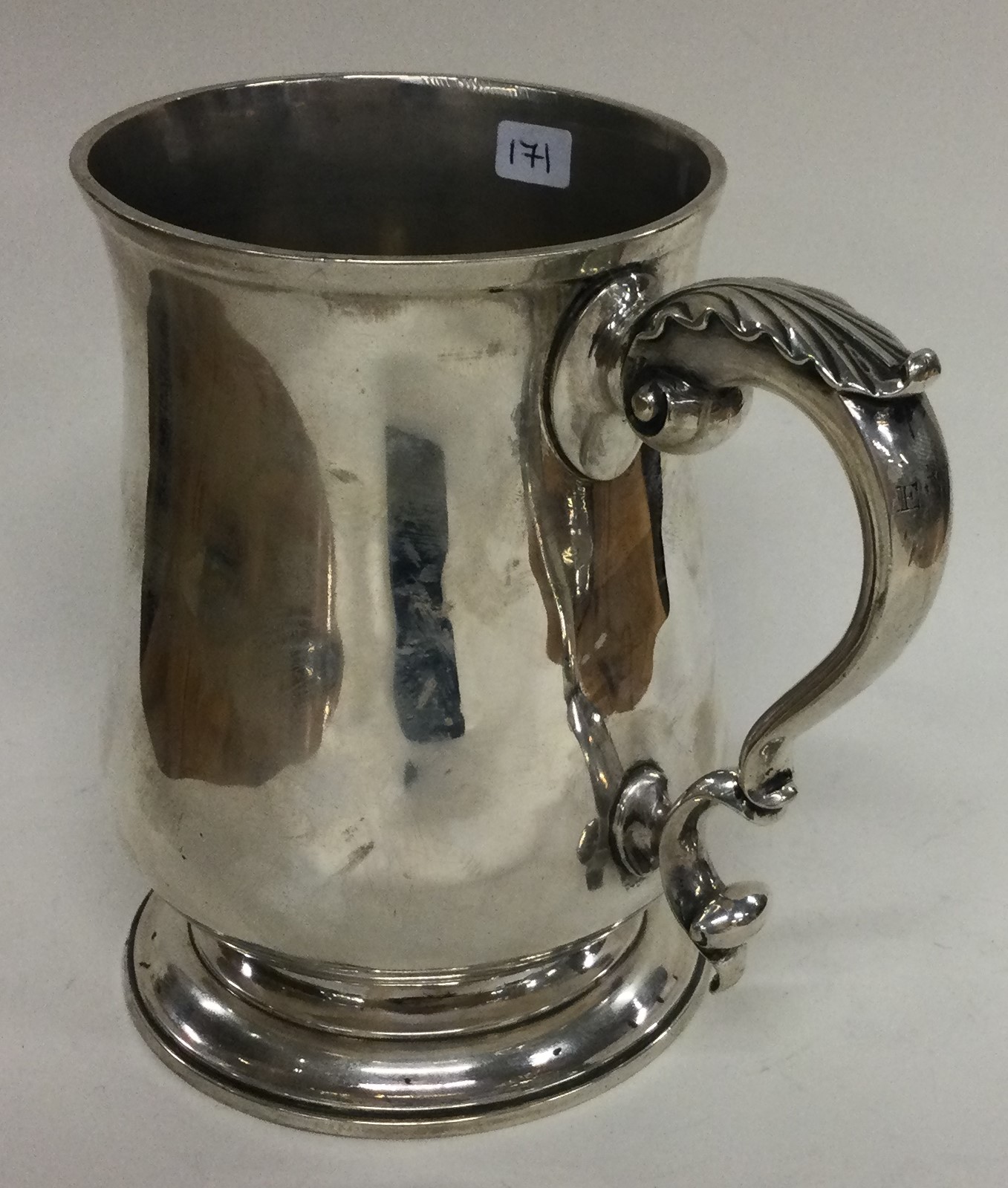 A large heavy 18th Century Georgian silver pint mug. London 1772. By Charles Wright. - Image 2 of 3