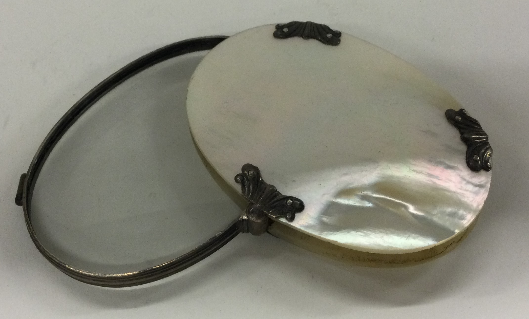 An early 19th Century silver and MOP magnifying glass. - Image 2 of 2