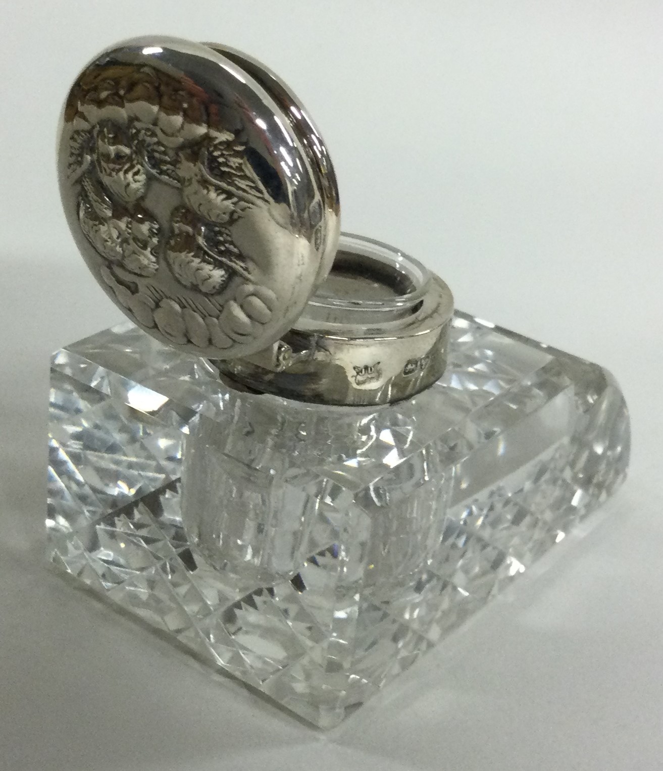 CHESTER: A fine silver and glass inkwell embossed with cherubs. 1904. - Image 2 of 2