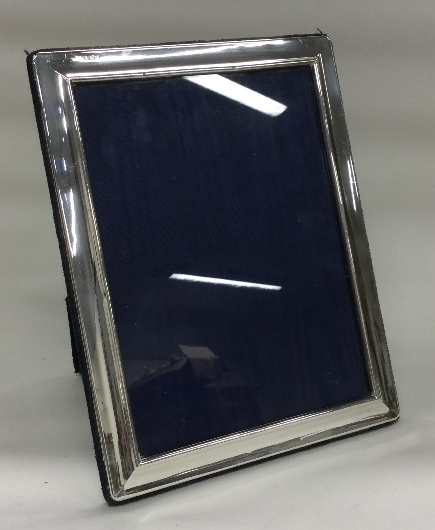 A large plain silver picture frame with moulded rim. - Image 2 of 4