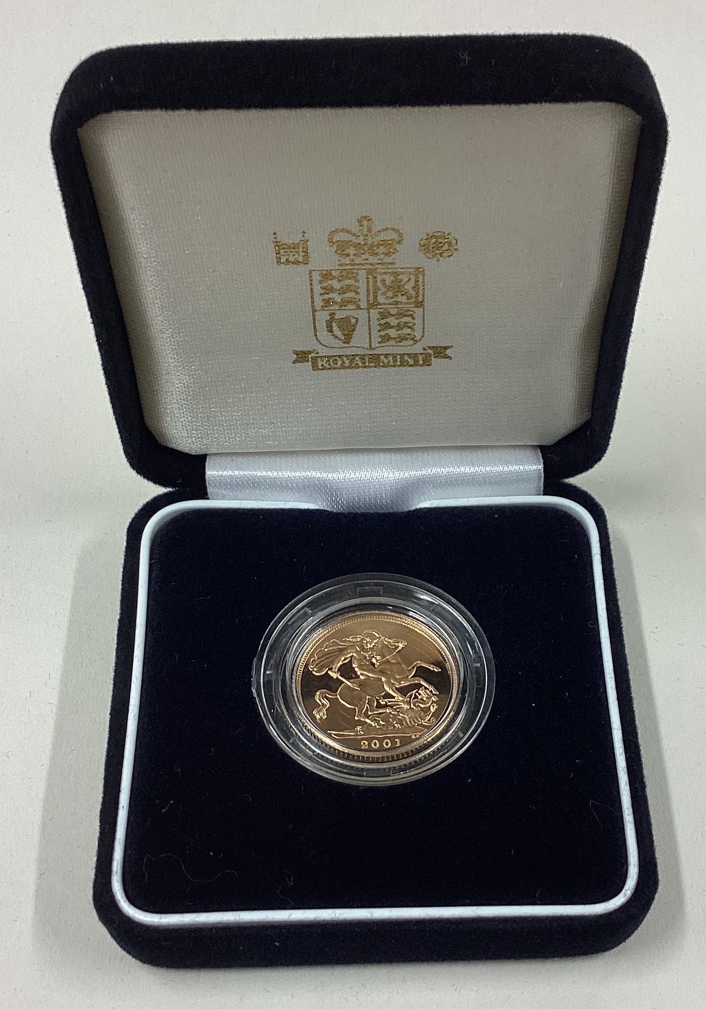 A cased 2001 gold Proof Full Sovereign coin. - Image 2 of 4