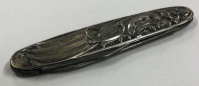 A chased Continental silver travelling fruit knife.
