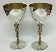 STUART DEVLIN: A good pair of commemorative Silver Jubilee silver and silver gilt goblets.