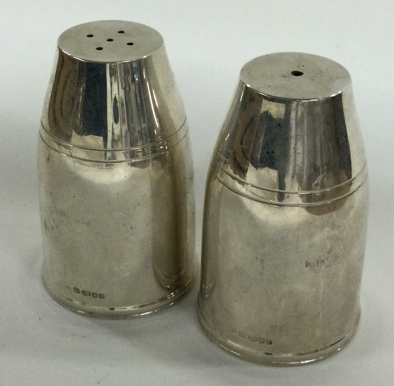 A fine pair of contemporary silver salt and pepper condiments. London 2001. By JAC. - Image 2 of 2