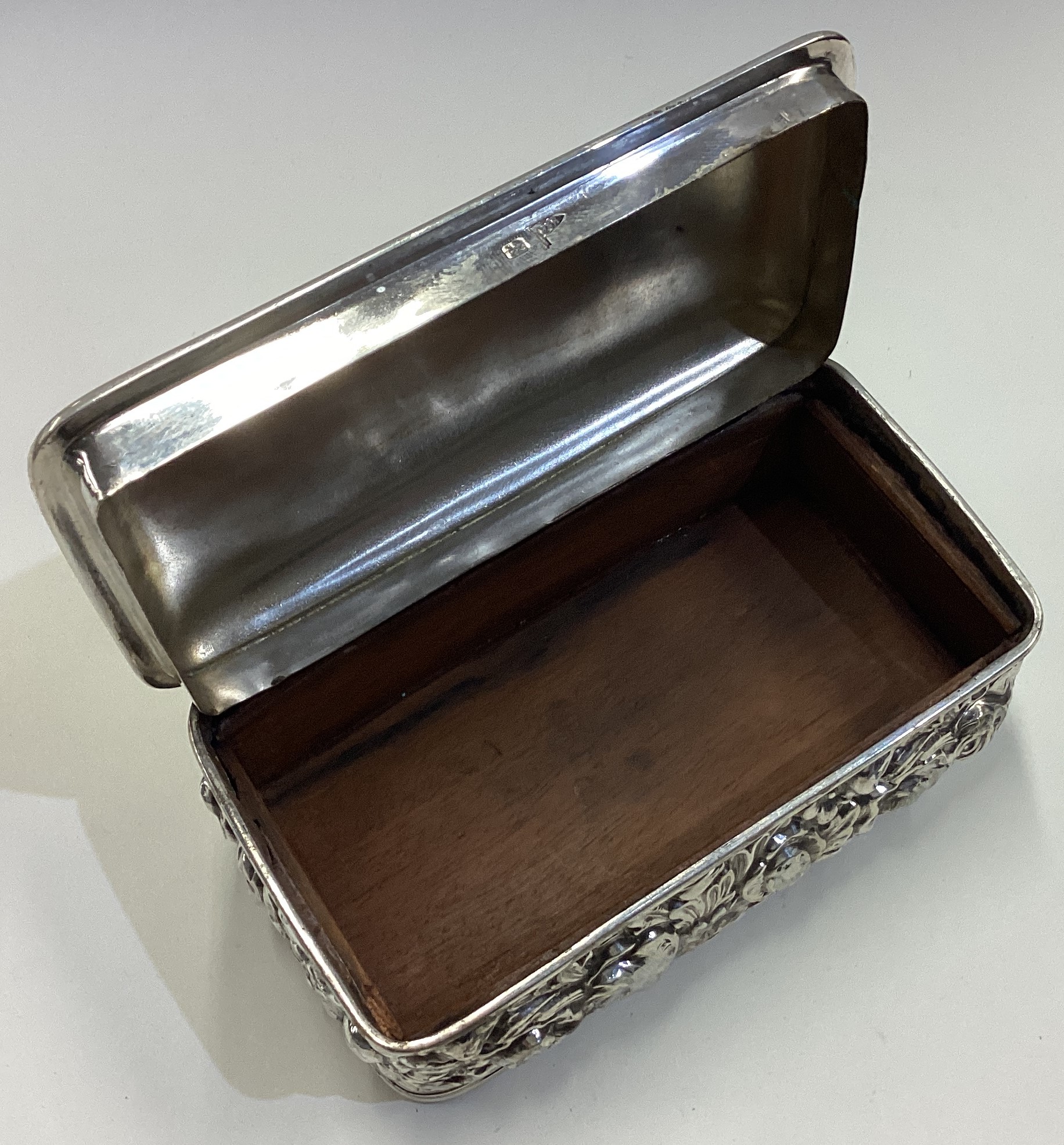 A chased silver jewellery box embossed with flowers. - Image 3 of 4