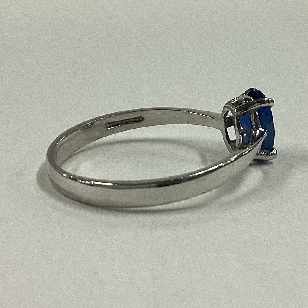 A small blue stone ring in white gold mount. - Image 2 of 3