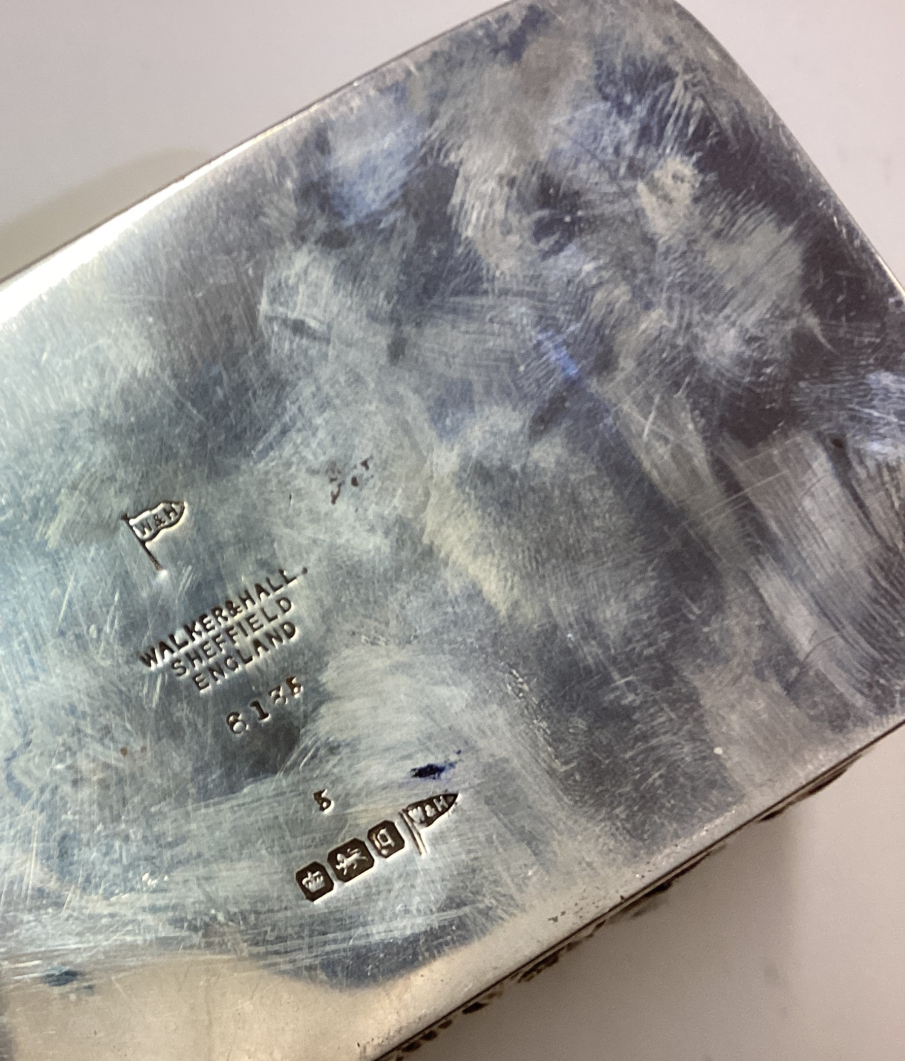 A chased silver jewellery box embossed with flowers. - Image 4 of 4