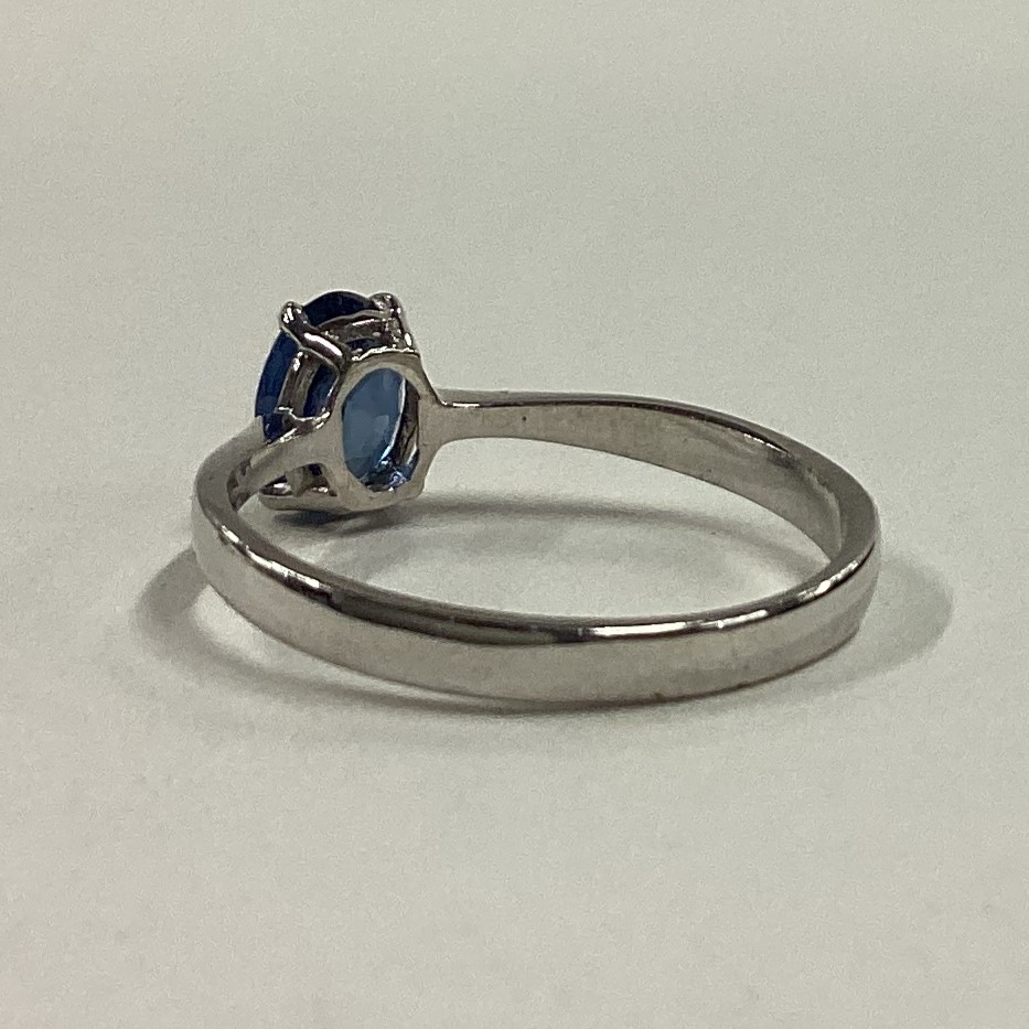 A small blue stone ring in white gold mount. - Image 3 of 3