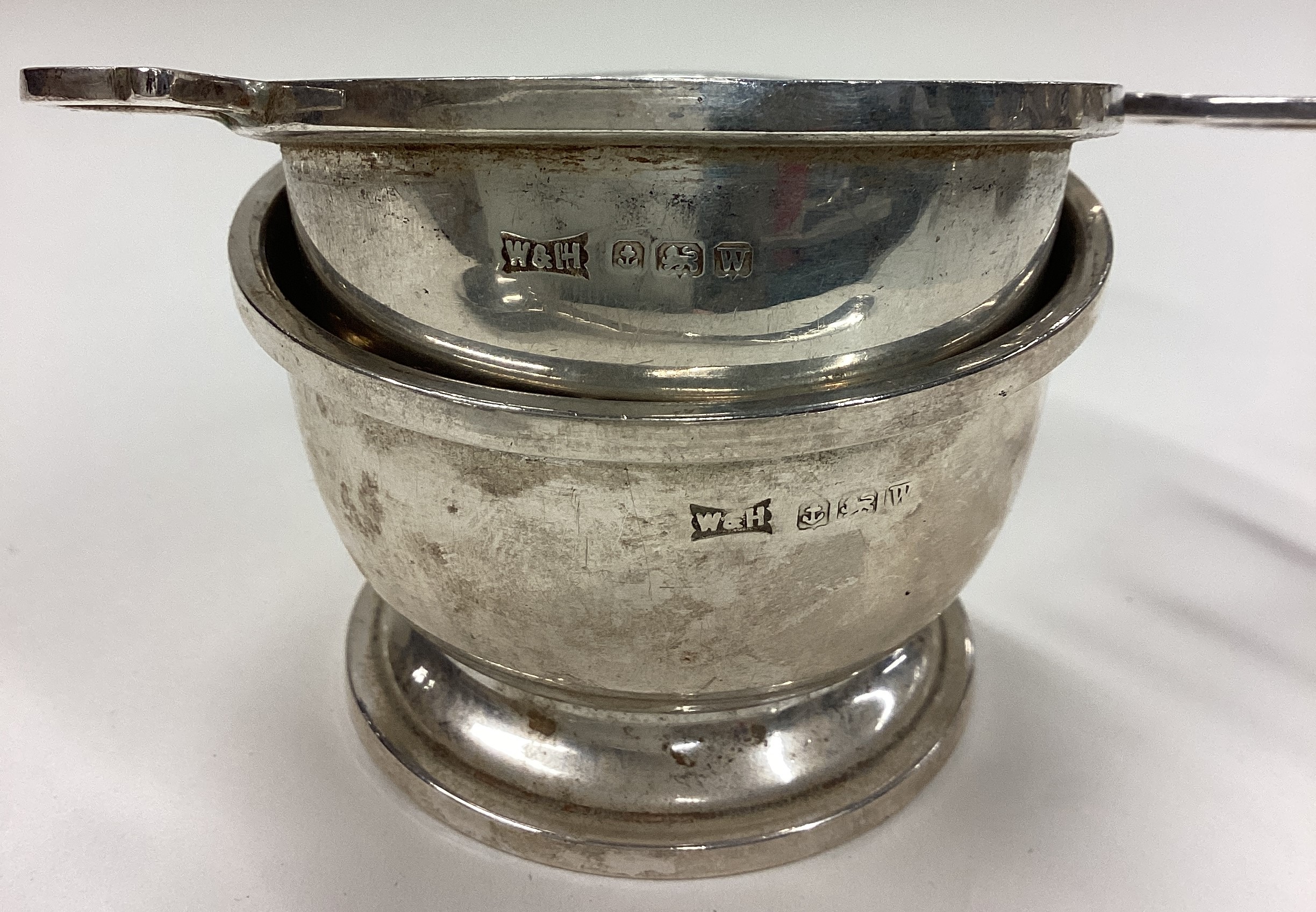 A silver tea strainer on stand. Birmingham 1921. - Image 3 of 3