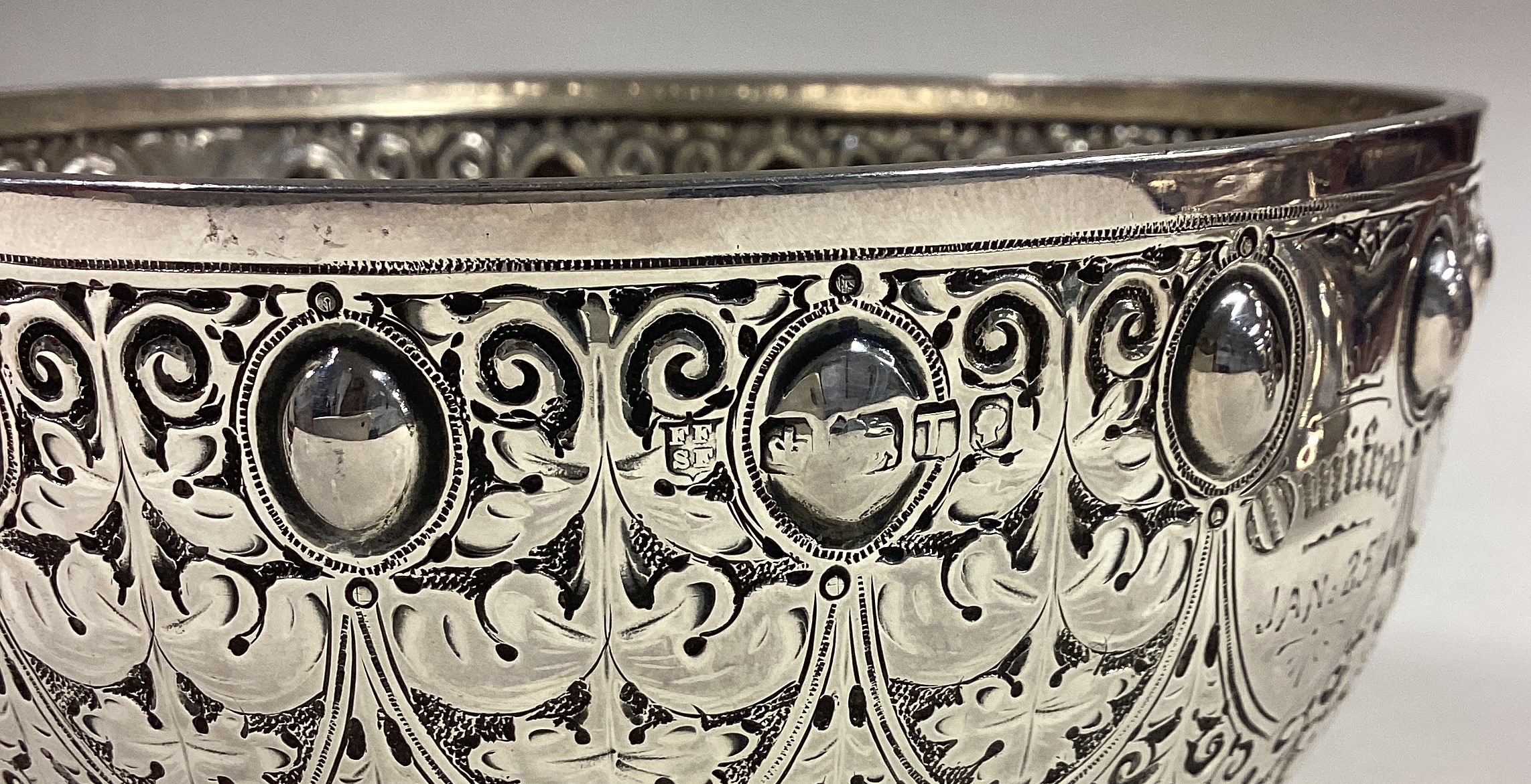 A heavy Victorian silver sugar bowl with textured decoration. - Image 4 of 4