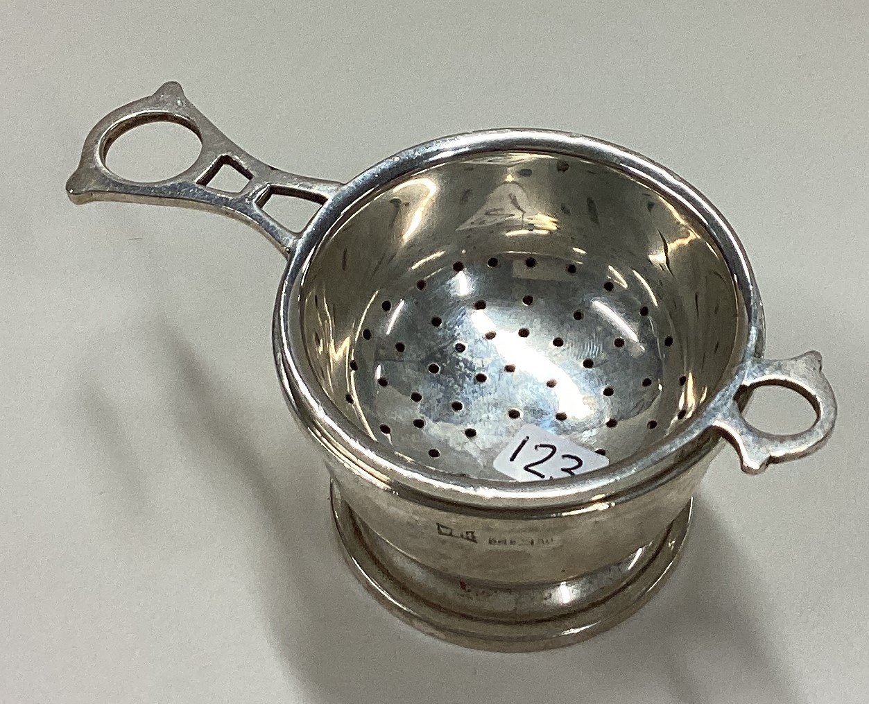 A silver tea strainer on stand. Birmingham 1921. - Image 2 of 3