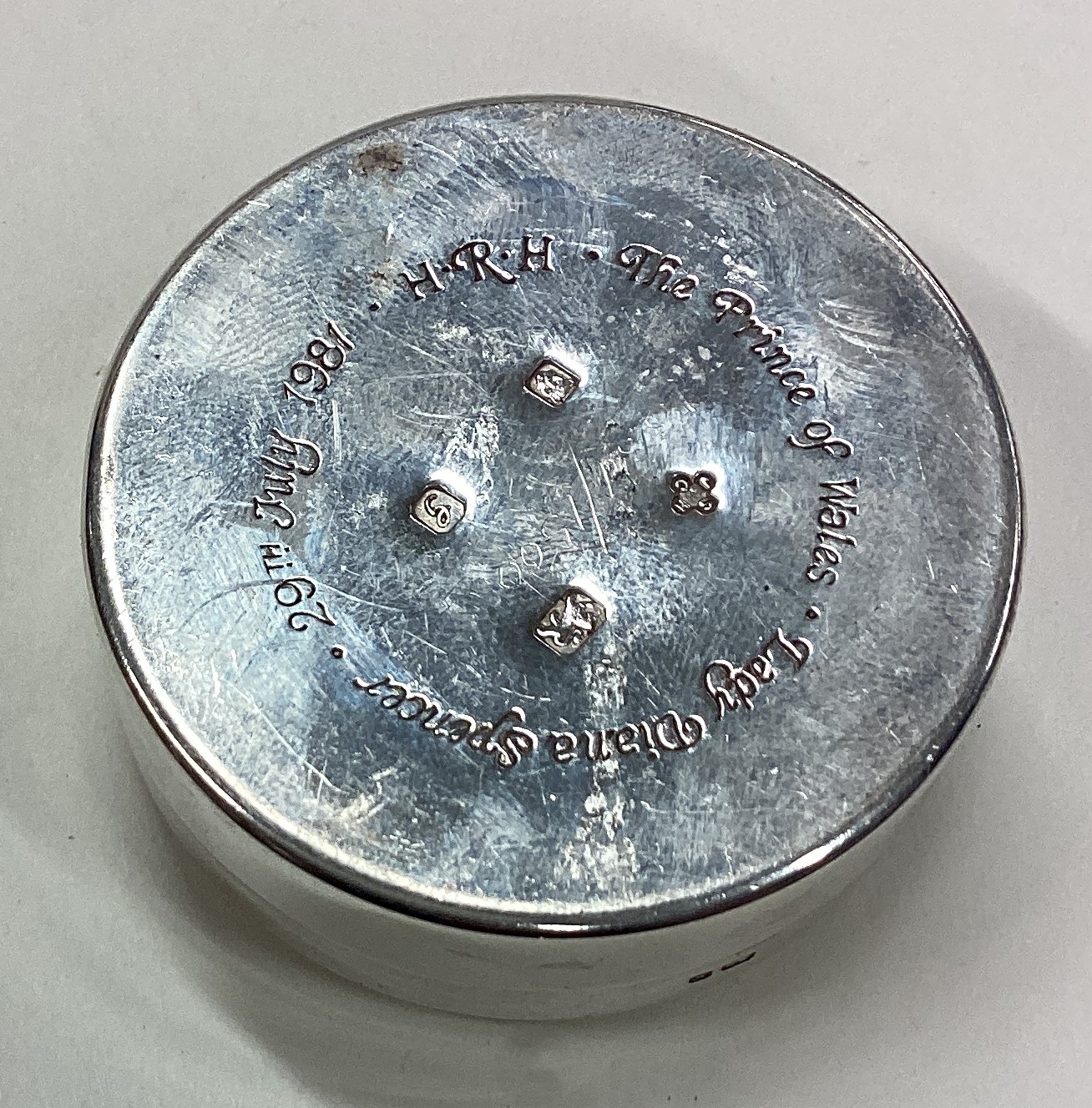 A commemorative silver snuff box. - Image 2 of 2