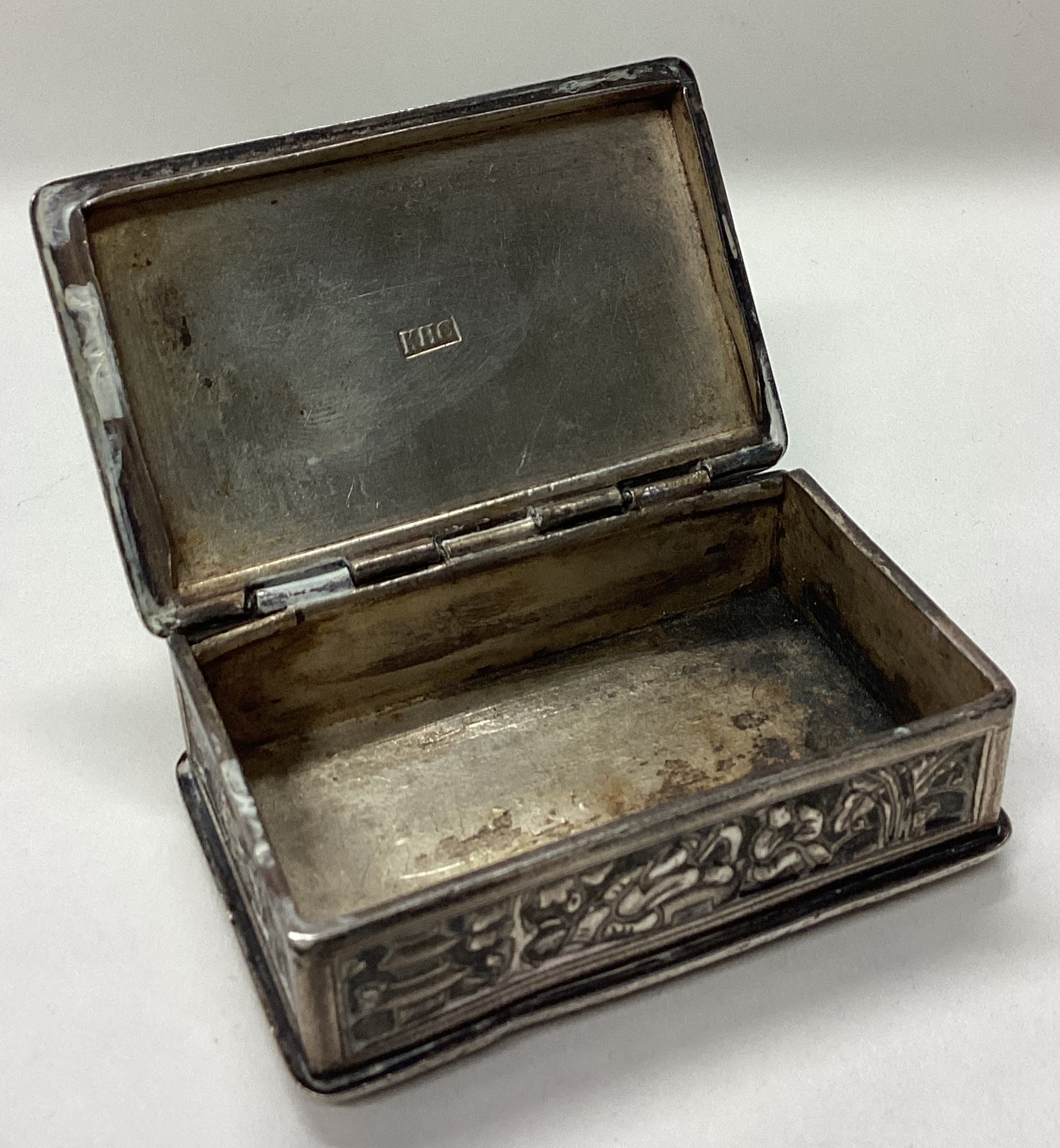 A Chinese silver snuff box embossed with figures. - Image 2 of 3