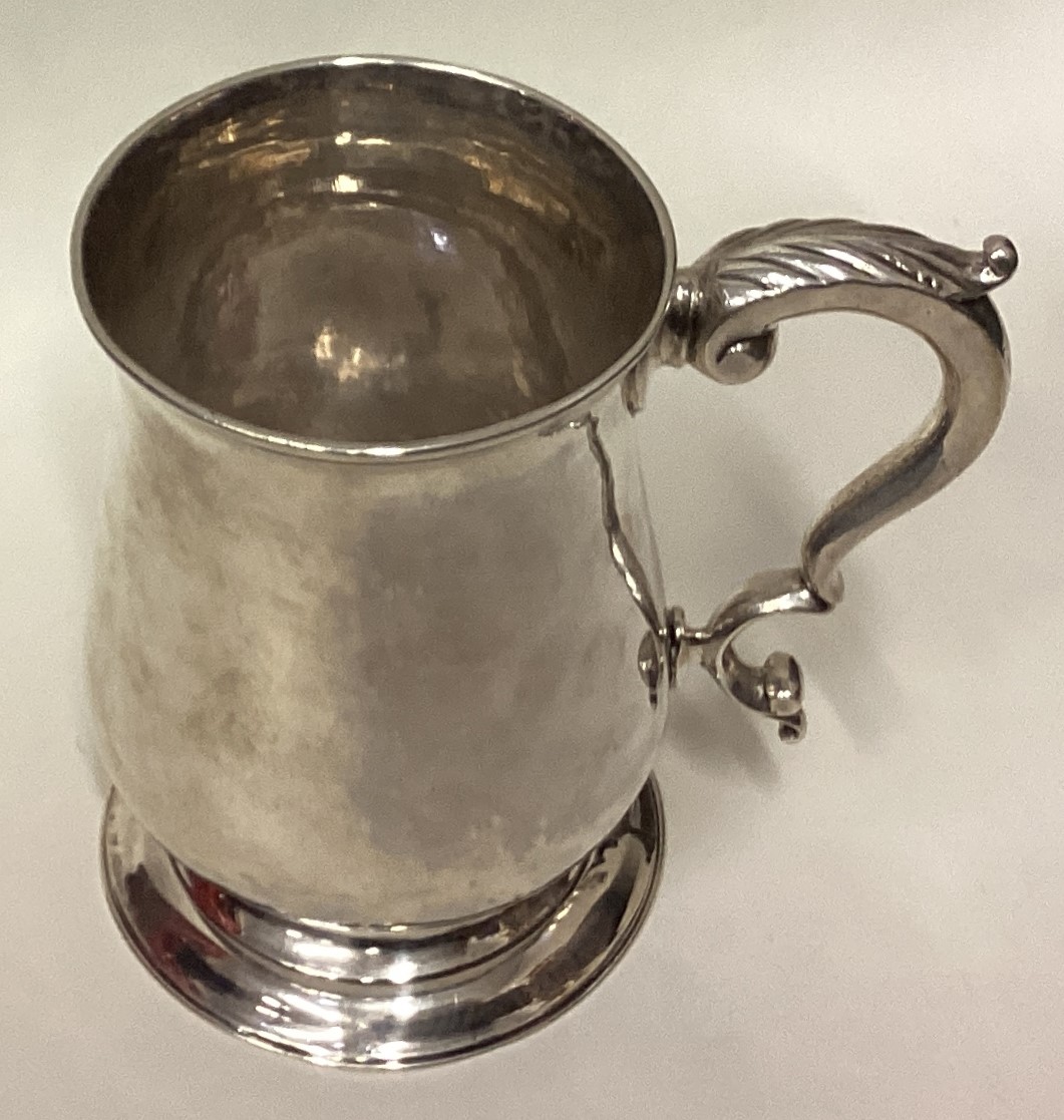 A large and fine 18th Century silver pint mug. - Image 2 of 3