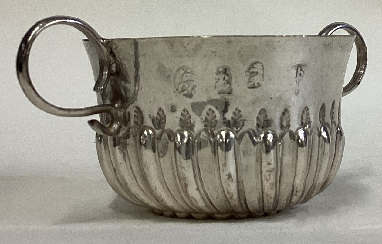 A William III silver porringer. London 1700. - Image 3 of 4