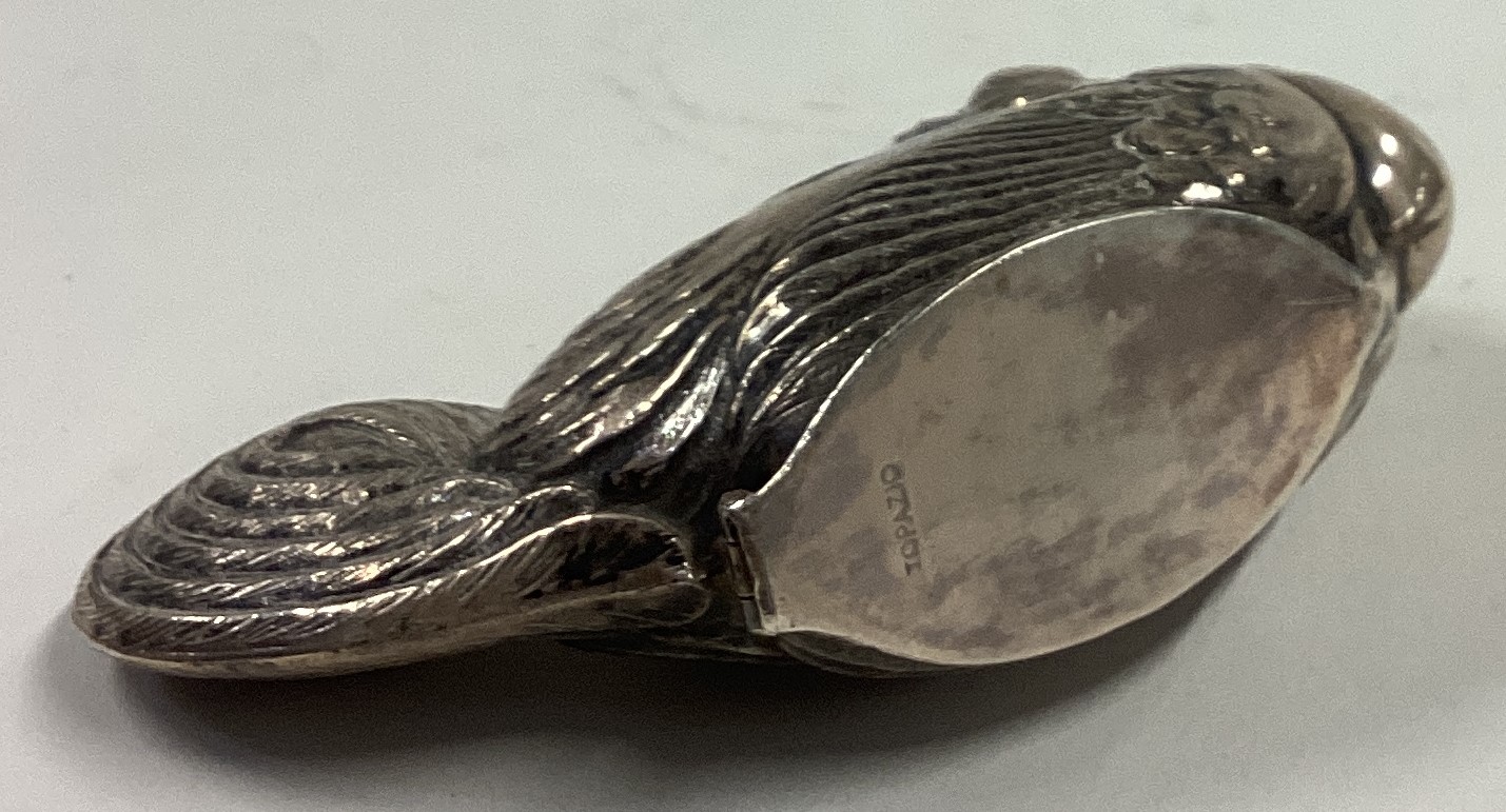 A heavy silver pill box in the form of a cockerel. - Image 2 of 3