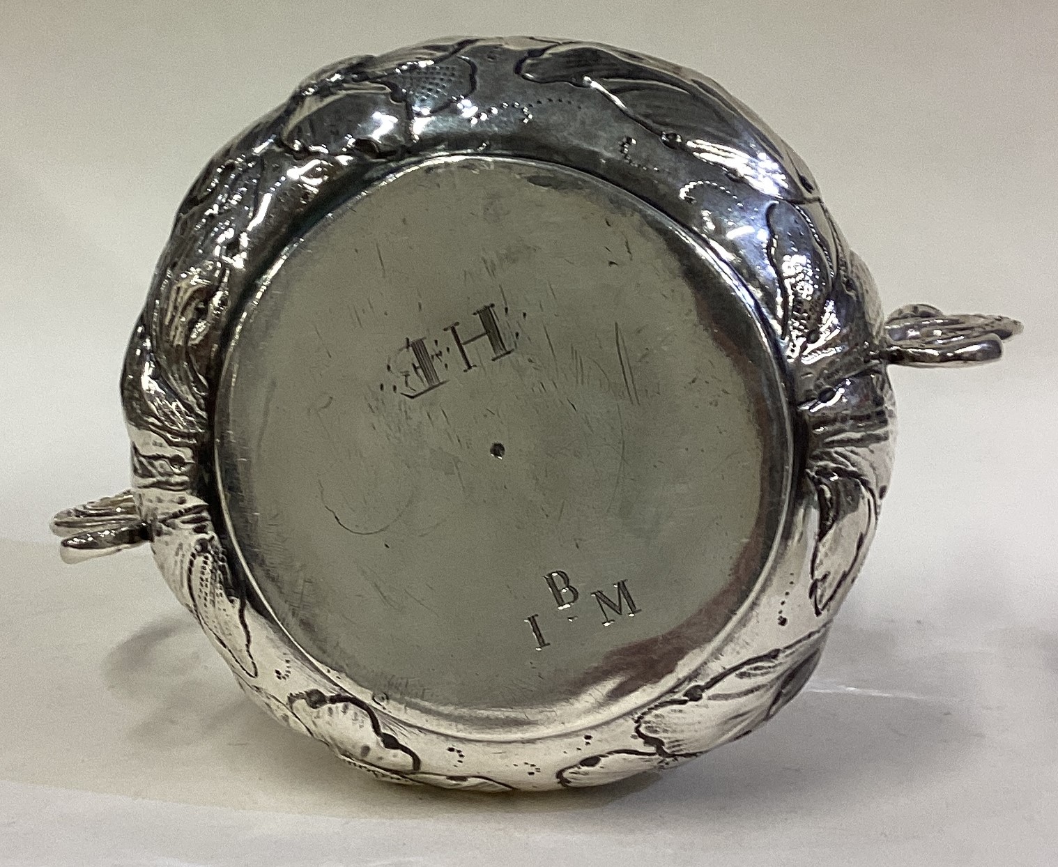 A rare and unusual 17th Century silver porringer with central armorial. - Image 4 of 5