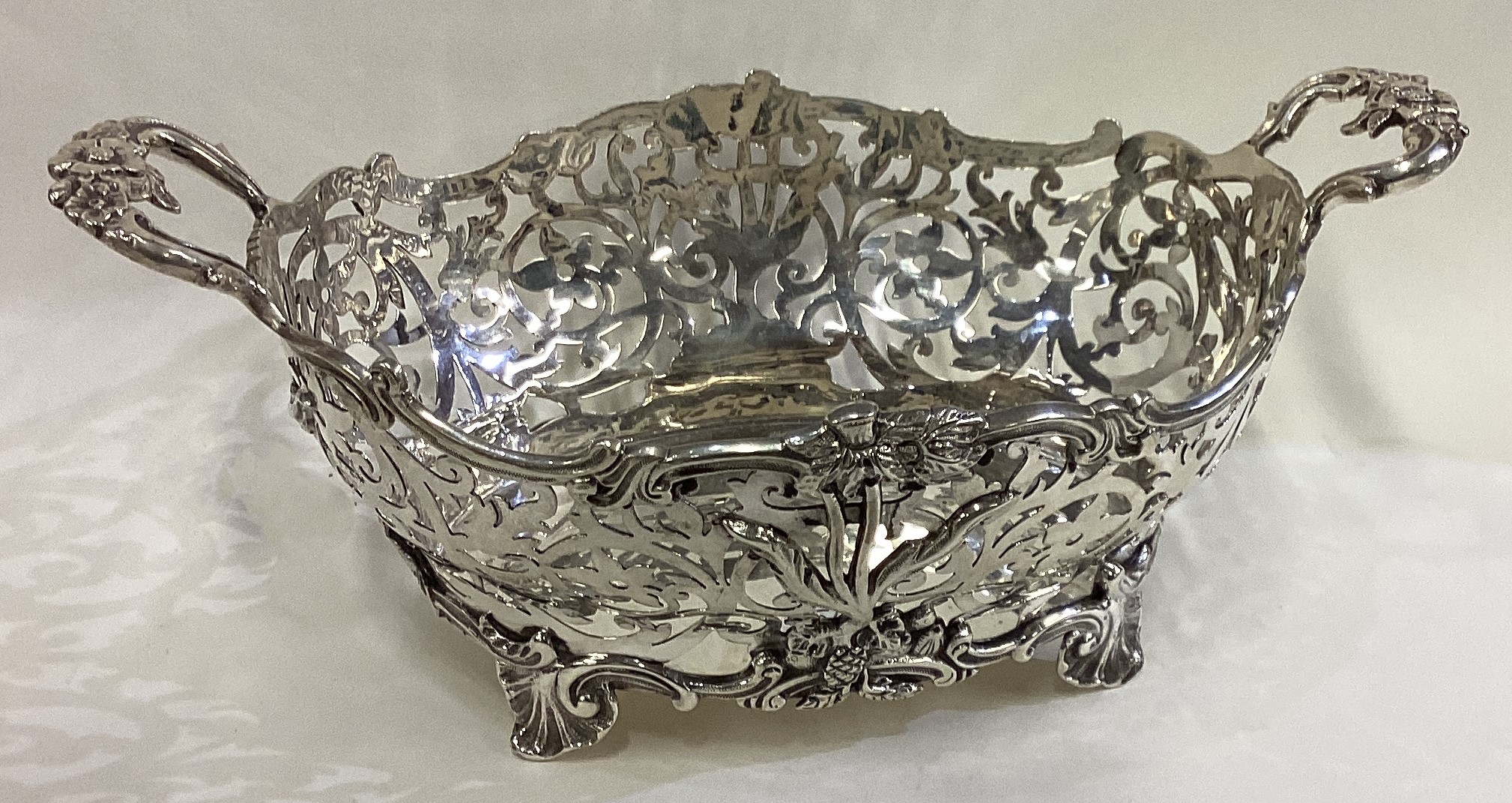 A fine Victorian silver basket with pierced decoration. - Bild 2 aus 2