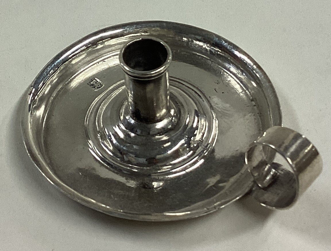 An early silver miniature chamberstick. Circa 1725. - Bild 4 aus 4