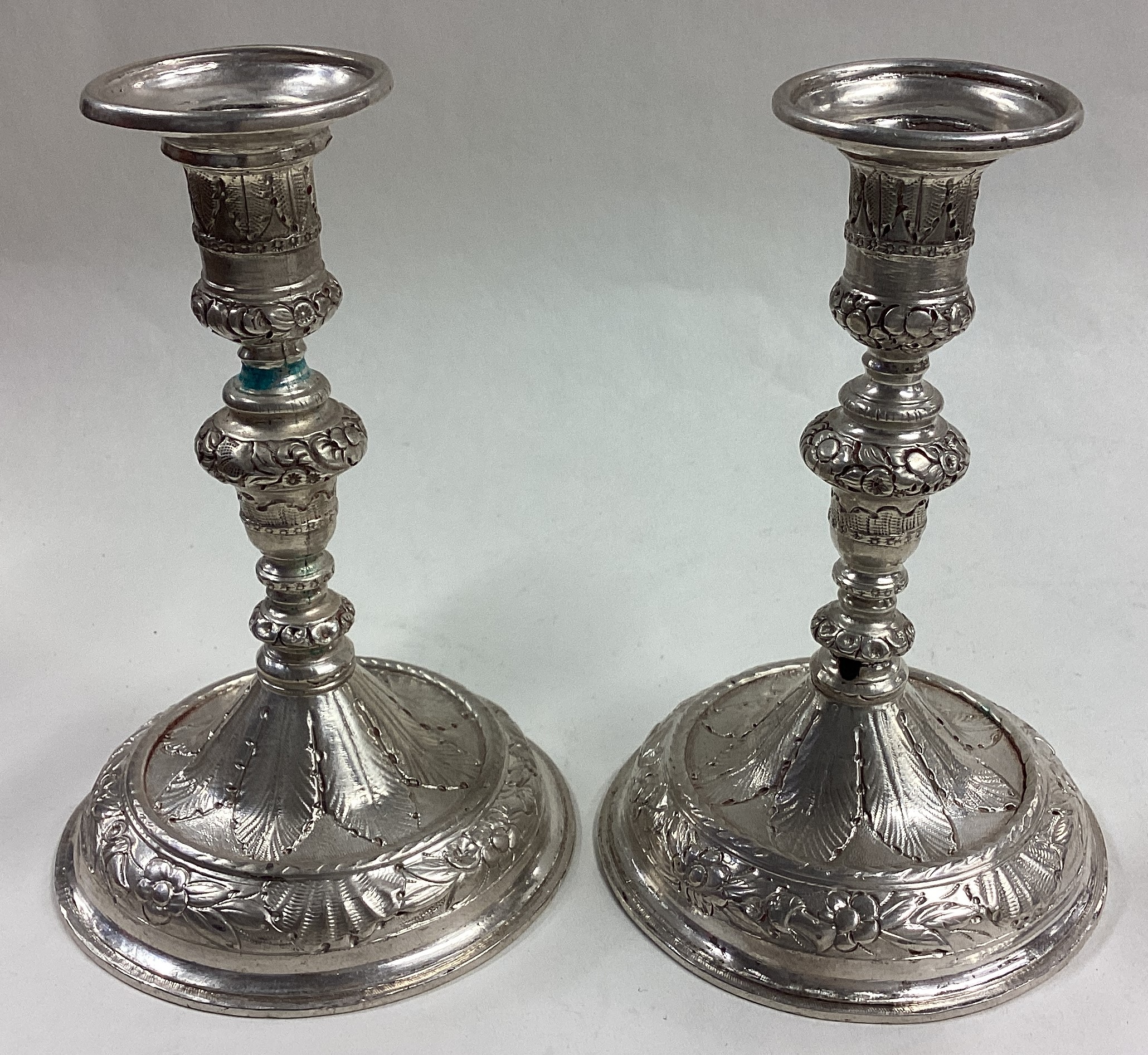 A pair of early Queen Anne cast silver candlesticks. - Image 4 of 4