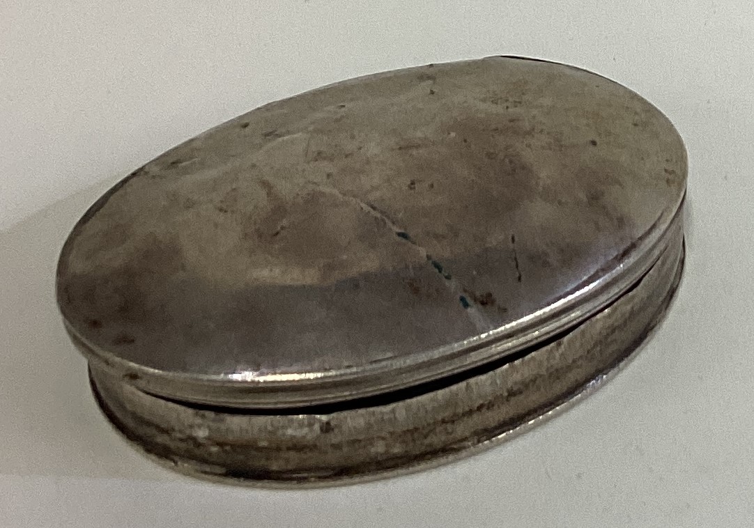 An 18th Century silver snuff box with hinged lid.