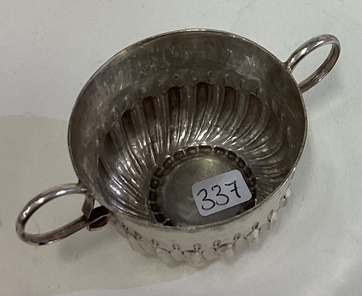 A William III silver porringer. London 1700. - Image 2 of 4