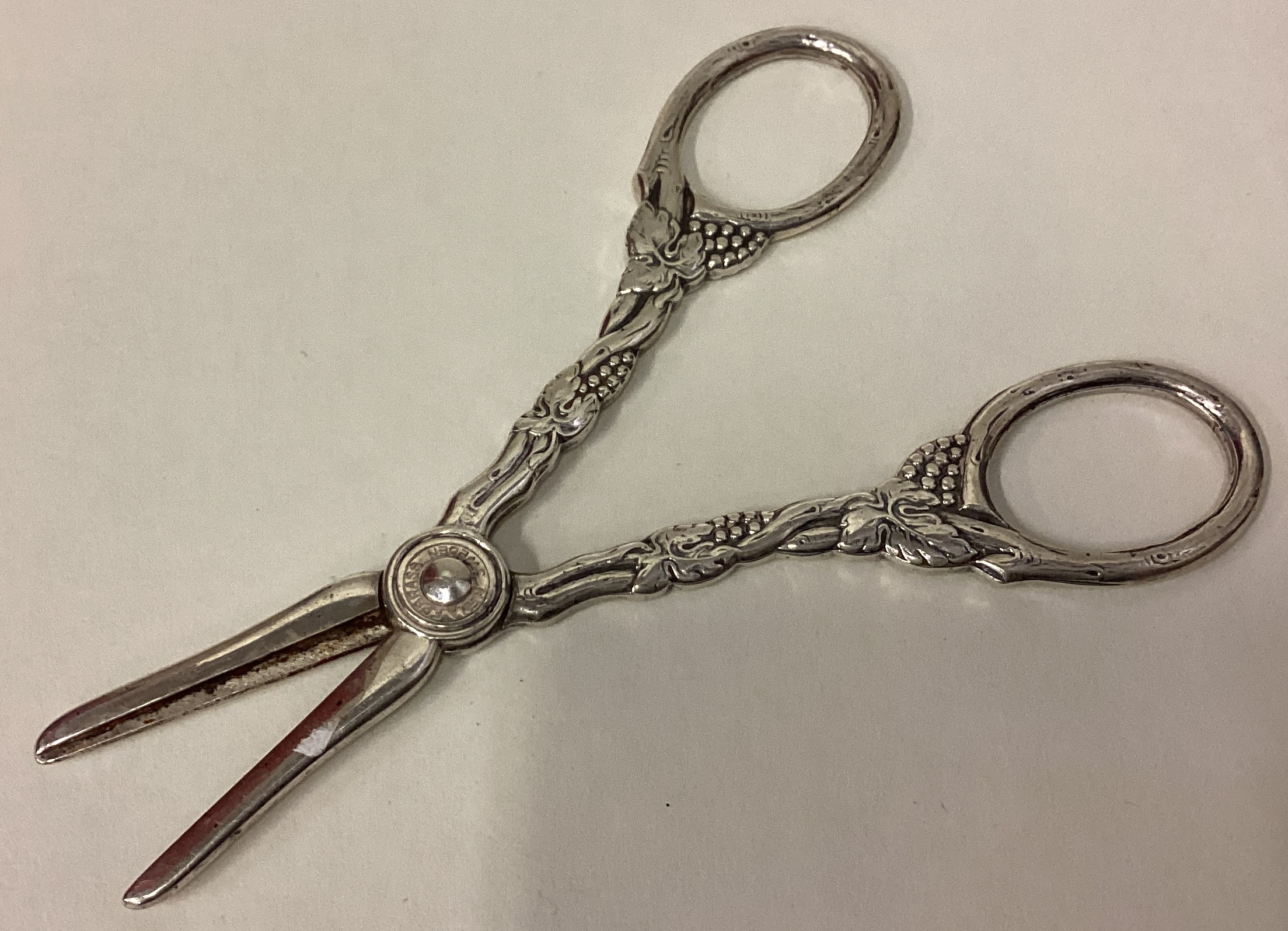 A pair of Continental silver grape scissors with vine decoration. - Image 2 of 2